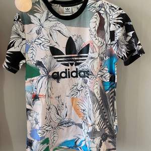 Flerfärgad adidas T-shirt. Storlek M men skulle säga att den sitter som en XS eller S. Nyskick då den knappt använts. Skriv för fler bilder eller vid frågor💜