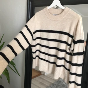 Stickad randig tröja - jättemysig stickad tröja som inte kommer till så mycke användning längre. passar M-L