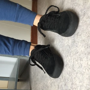 Svarta Vans  - Helsvarta skitsnygga Vans som jag dessvärre inte själv kan ha eftersom jag har så breda fötter :( Ganska små i storleken. Sparsamt använda. 