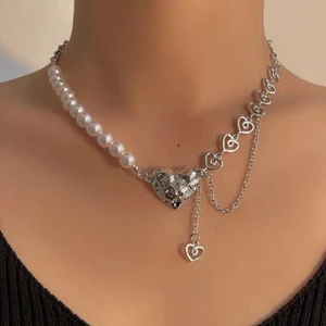 Halsband - Säljer ett fint halsband som är nytt och ligger kvar i förpackning.