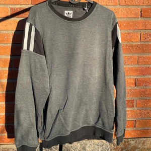 Adidas - Adidas grå sweater🤩🤍