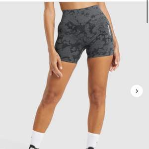 Supersnygga shorts från Gymshark som aldrig är använda! Väldigt stretchiga och sköna, säljer för att jag tycker de är för korta för min smak😊