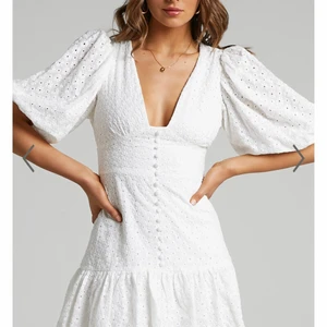 STUDENTKLÄNNING - har beställt en studentklänning från SHOWPO som var så himla fin men tyvärr för liten för mig💕 den kostade totalt 600kr och frakten 200kr så man kan ju säga 800kr. Storleken är 34/xs och den är aldrig använd. Kan inte skicka mer bilder med den på då den var för liten men skriv privat om det är andra frågor💕💕 frakten är inräknad i priset❤️