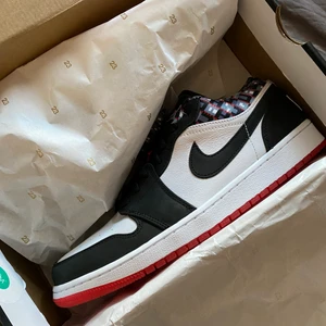 Jordan 1 low Quai 54 - Jordan 1 low Quai 54, helt nya med kvitto, storlek 46 (us12), pris 1550kr + frakt, byten intressant🤝