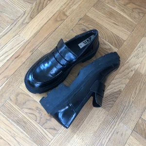 Chunky loafers i skinn  - Säljer ett par svarta loafers i skinn från zara köpa för två år sedan! Sparsamt använda då dom tyvärr är lite för små på mig (storlek 36, jag har 37) 🌼 ganska tjock och robust sula! 