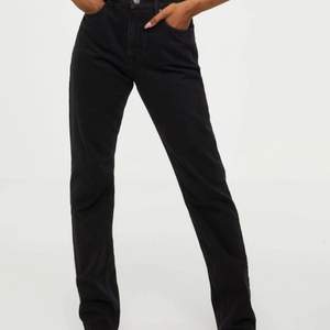 Svarta raka nelly jeans i strlk 36! Sitter väldigt bra men kommer inte till användning. Säljer för 250 men köpt för 599. Skriv för egna bilder💗