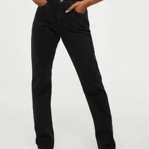 Svarta raka nelly jeans i strlk 36! Sitter väldigt bra men kommer inte till användning. Säljer för 250 men köpt för 599. Skriv för egna bilder💗