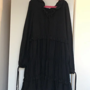 Svart klänning - Svart lång klanning från NA-KD. Knappt använd, så i bra skick 😝