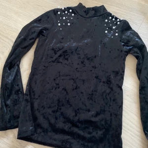 Polotröja långärmad  - Jätte fin och skjön sammets tröja, andvänd några gånger , fråga om ni vill veta någonting annat och jag står inte för frakten men om ni är intresserade så tittar jag upp vad frakten är💕