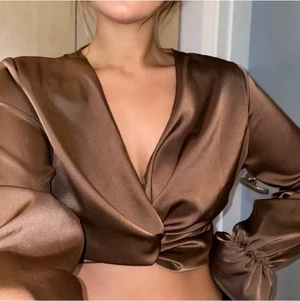 Brun satin blus  - En brun typ station blus som jag köpte här på plick (bilderna är lånade från förra säljaren). Jag har aldrig använt den då den var i fel stolek. 