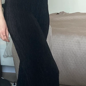 Ribbade byxor  - Ribbade byxor i mjukt och skönt material. Stretchiga. Från Gina. ✨PRIS INKLUSIVE FRAKT✨