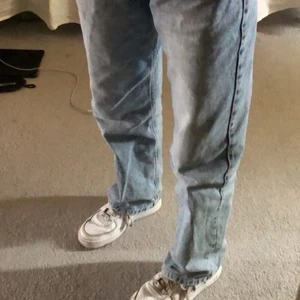 Blåa jeans - Snygga jeans från Junkyard. Dom är i strl 26 tum, så jag skulle säga att de passar 34/36💓 250kr +frakt. (Köpta för 500kr)
