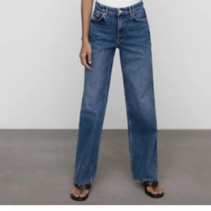Zara jeans - Säljer dessa supersnygga jeans från zara som inte längre säljs. De har endast använts en gång och är i storlek 38 men passar mig som oftast har 36💕 Skriv för intresse, frågor eller fler bilder!!!