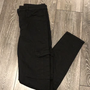 Svarta jeans  - Svarta jeans med fickor på sidorna på låren. Bra skick. Frakt tillkommer 