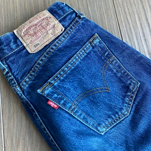 Levi’s 501  - Straightleg mörkblåa Levi’s 501 med low/mid-waist i bra skick! (förhandlingsbart pris) 🌼💗