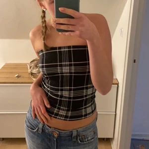 Topp - Säljer denna superfina tube topp, man kan ha den både som en lite längre modell och som en lite kortare genom att vika upp, den är super mjuk i materialet❤️ skulle säga att den passar en s och en xs💞