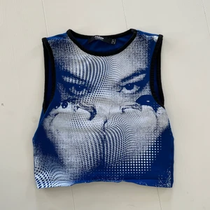 topp från jaded london! 💙 - linne från jaded london! sparsamt använd och bra kvalite. köparen står för frakt 💙