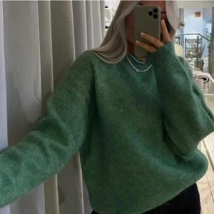 Super fin grön stickad tröja! - Jätte bekväm gullig stickad tröja i helt nytt skick! jätte stretchig och passar bra i många outfits! (Köparen står för frakten)första bilden är lånad den är M men jag brukar ha s så derför skrev jag s/m💗