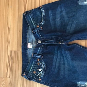 True Religion Jeans! - Obs! Bilderna råkade bli jättekonstiga och en bild upponer så man får vrida lite när man kollar på dom! Skriv för fler bilder om det önskas så fixar jag det! Säljer iaf ett par True Religion Jeans i storlek 32. Utsvängda nere vid benen, bootcut. Lågmidjde. Frakt ingår! 