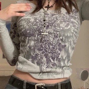 Y2k topp rhinestones  - Superfin och cool 2000s topp! Älskar den men inte min stil längre😢 Passar allt upp till S perfekt då den är stretchig. Buda eller köp direkt för 250kr