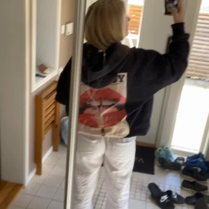 Playboy hoodie - Säljer en playboy hoodie som är i så skönt material men säljer för att jag inte brukar använda den så ofta.