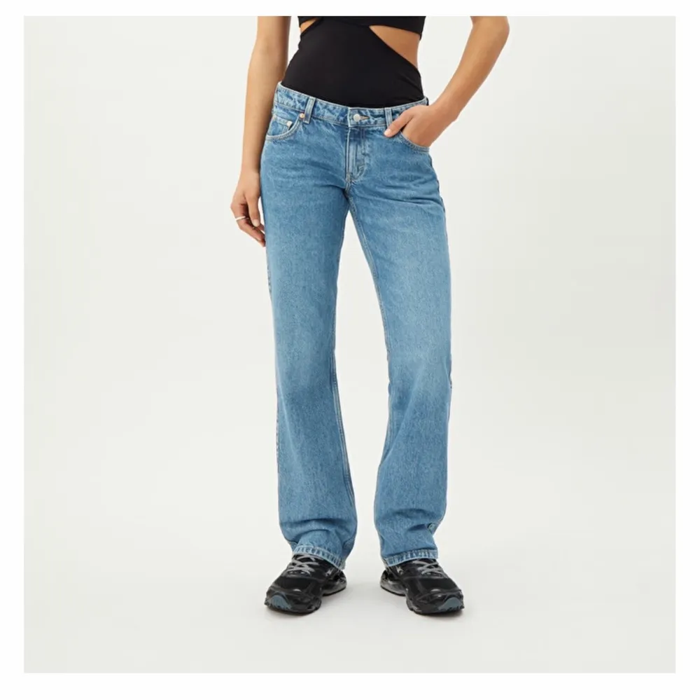 Säljer nu dessa snygga low Rise jeansen på weekday. Säker då jag beställt fel storle. Helt oanvända i stl W28 L34. Nypris är 500 jag säljer för 200kr helt oanvända. Pris kan diskuteras . Jeans & Byxor.