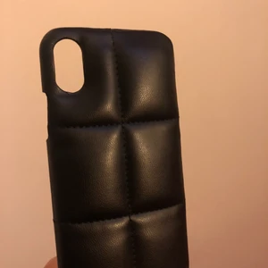 puffer cover - säljer mitt jätte fina puffer skal!! älskar den men kommer aldrig till användning:/ passar iphone x/xs 