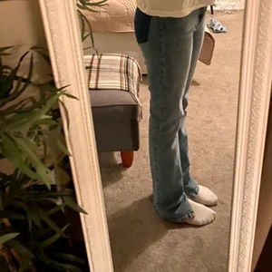Jeans  - Säljer dessa super snygga lågmidjade Jeans fårn zara säljer pågrund av kommer aldrig till användning. Använda 1 gång (nyskick) 💙💙