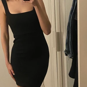 Svart tajt klänning  - Svart klänning från hm som är köpt för inte så länge sen. Är i bra skick och passar perfekt. För mig som är 170 cm är länge n tillräckligt bra för att kunna bära ute osv. Aldrig använd. 