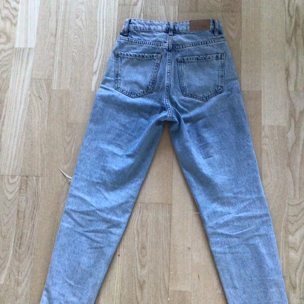 Jag säljer ett par blåa perfect jeans med hål från Gina i storlek 30💕. Jeans & Byxor.