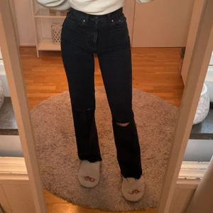 Stradivarius jeans - Säljer dessa svarta raka jeans med hål på knäna! Jag är 167 och på mig sitter dom perfekt! Frakten ingår i priset 😊😊