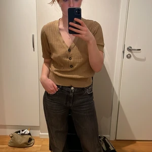 Brun topp i strl M - Snygg brun topp köpt secondhand men är originellt från H&M. Storlek M