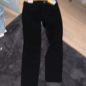 Skinny jeans - aldrig använt, gillar ej modellen skinny så pris kan diskuteras 