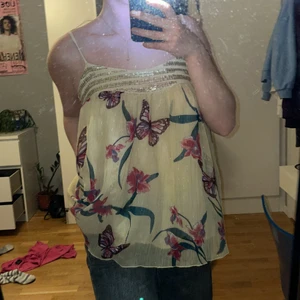 Fjärilslinne - Ett superfint linne med fjärilar, skimmer och paljetter😍🦋✨ köpt secondhand. Frakt ingår ej♥️