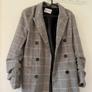 NAKD Blazer  - Sparsamt använd BLAZER NAKD. Ord pris 599 kr. priset kan diskuteras vid snabbt äffar. Storlek 34 men passar även 36 