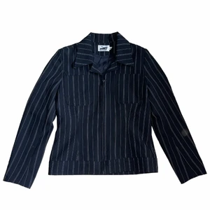 Kritstrecksrandig Jacka - Randig svart jacka som är perfekt till hösten😍😍 storlek s