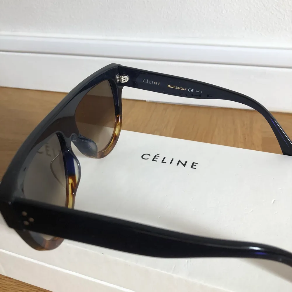 Säljer ett par nästan helt oanvända celiné glasögon. Modellen är aviator s001. Nypris ligger på ungefär 3150 kr. Bågen är lite mer åt det blåa hållet. . Accessoarer.