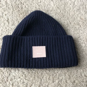 En snygg marin blå acne mösssa - Köpte den för ett år sedan säljer den för att den alltid varit lite stor för mig köpte den för 1200kr men säljer den för 700 köp vid 900 