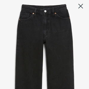 Snygga svarta jeans  - Säljer nu mina snygga jeans från monki då det tyvärr är förstora. Använt några gånger så är i väldigt fint skick! De är i modellen ”Taiki” och har ”straight leg” modellen. Köpt för 400kr😊 
