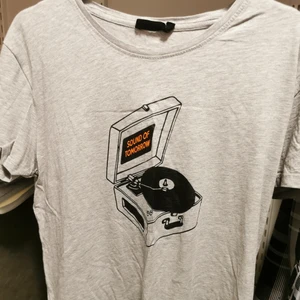 Grå t shirt med tryck  - Grå t shirt med coolt tryck. 