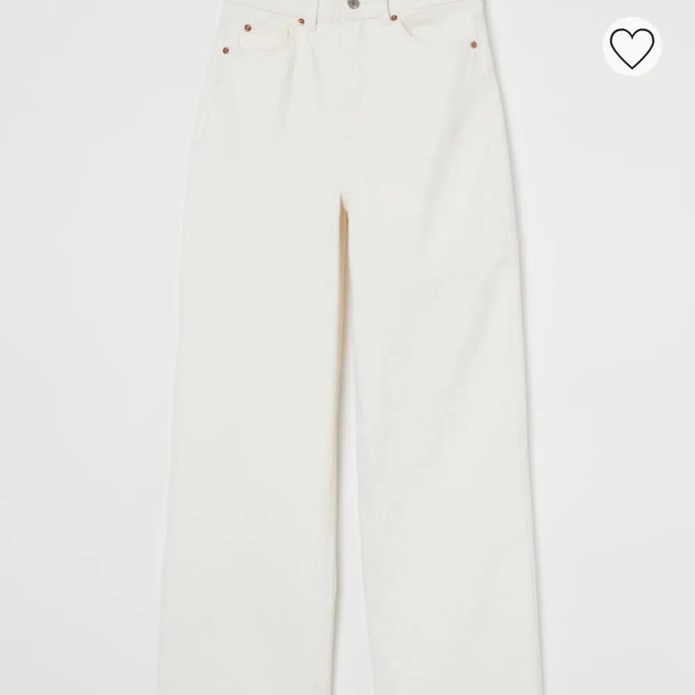 Säljer mina vita jeans från H&M då dom aldrig kommer till användning. Dom har endast används 1-3 gånger ungefär så i väldigt bra skick. . Jeans & Byxor.