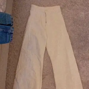 Snygga vita jeans från zara i stl 34🥰