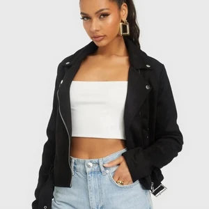 Svart biker jacket - Biker jacket från Nelly som använts 2-3 gånger. Orginalpriset är 600kr och priset går att diskutera. Storlek 42!