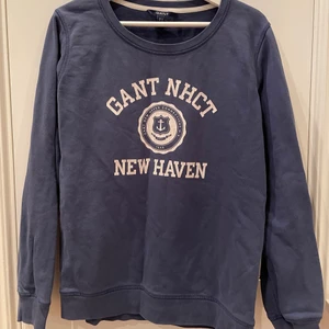 Gant blå tröja - Blå tröja från Gant, lite blekt som syns på bilderna. Storlek M