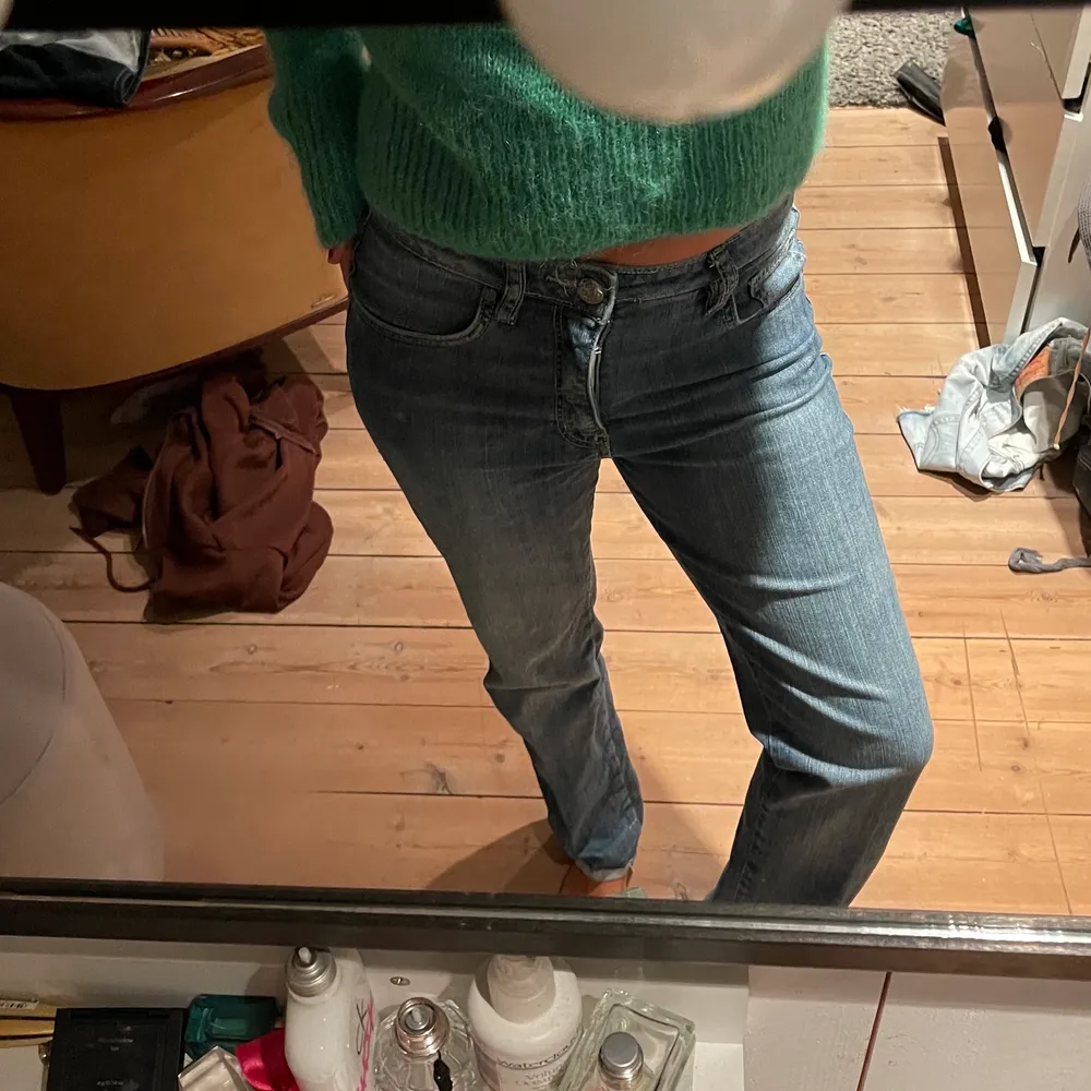 Säljer dessa jeans som är sjukt bekväma och har fett najs detaljer på fickorna! Storlek 38 men skulle säga att dom är typ en S😁💕 kan mötas upp i sthlm eller frakta!. Jeans & Byxor.