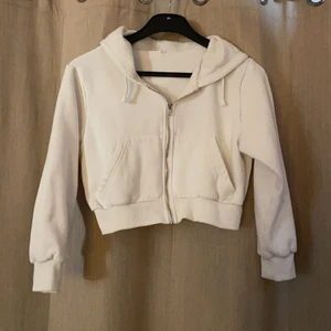 Vit zip- hoodie  - Säljer min vita zip- hoodie från SHEIN. Är i storlek M men passar mig som är XS-S. Köpt här på plick då helt ny, är använd av mig ca 2-3 gånger. Säljer då den inte kommer till användning längre💗 skriv priv vid fler frågor 