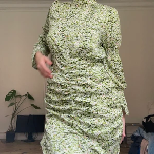 Blommig klänning - Världens finaste blommiga klänning! Sitter så fint på och har så gulligt mönster!