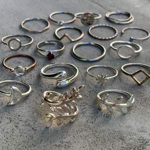 Säljer dessa GALET SNYGGA silverringar i olika former och storlekar!! De kostar mellan 10kr och 20kr styck så skriv om du är intresserad av någon🤗 Eller köp alla som är kvar direkt för 80kr🥰 Tveka inte på att kontakta mig vid frågor!!☺️💕 Kolla in min profil för fler ringar och andra smycken!! ❌INTE ÄKTA SILVER❌