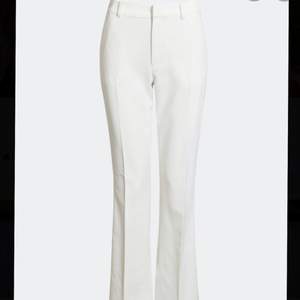Vita kostymbyxor från Bik Bok i storlek 36. Säljer pga att de är för små, har därför inga bilder på så andra bilden är lånad. Köparen står för frakten❤️ Budgivning om fler är intresserade.