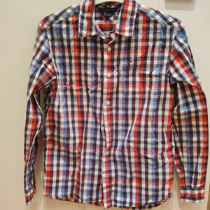 Tommy Hilfiger skjorta - Säljer nu min Tommy Hilfiger skjorta, small. Gratis frakt om snabb deal 